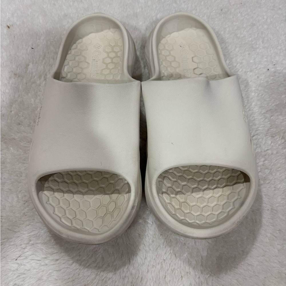 Columbia Cream Slide Sandals Men’ size 6/ Women’s size 8